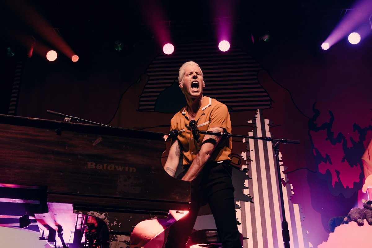 rlim_photo's tweet photo. I’m not saying that @andrewmcmahon is one of my favorite artists… but I’ve seen/shot him 4 times since 2019, and he’s the only one I’ve shot more than twice. Okay yeah he’s one of my favorites. Thrilled to shoot the first show of this last tour for a while for @livefromthepitt https://t.co/YBDMdrJWiY