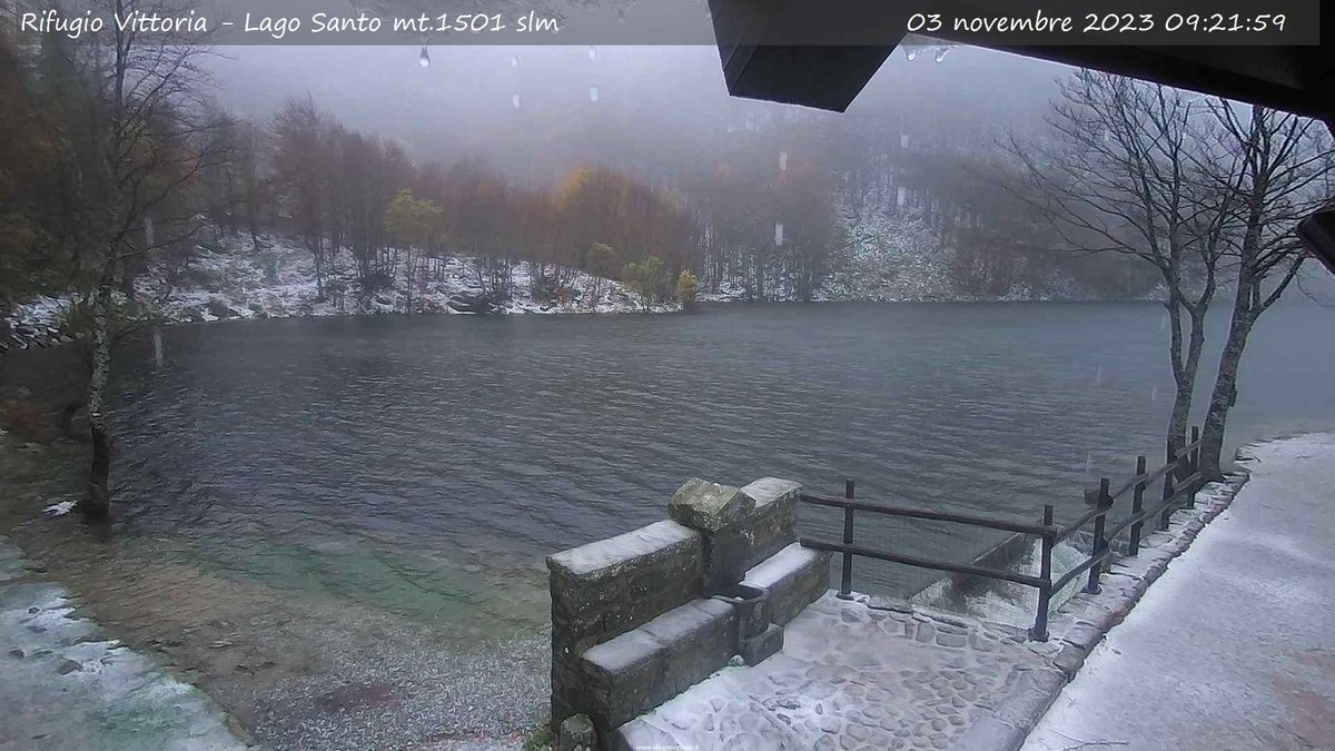 ModenaDintorni's tweet photo. 🍂❄️ I colori dell'autunno, incontrano la neve al #LagoSantoModenese e il risultato è uno scenario da fiaba! https://t.co/xWQpJp7BFS