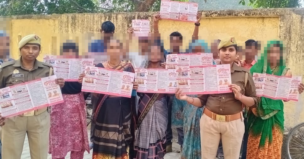 Barabankipolice's tweet photo. #मिशन_शक्ति अभियान के अन्तर्गत #barabankipolice के थाना बड्डूपूर महिला बीट अधिकारी "शक्ति दीदी" द्वारा विभिन्न स्थानों पर चौपाल लगाकर महिलाओं/बालिकाओं को महिला सुरक्षा/साइबर अपराध के सम्बन्ध में जागरुक किया गया-  
 #UPPolice
 #missionshaktiup 
#ShePoweredUP https://t.co/sb47qGHPfr