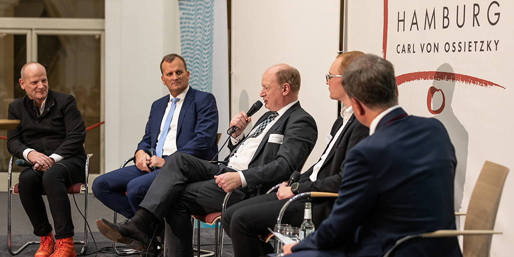 bdvb_ev's tweet image. Reinhold Hilbers geht in unserer Podiumsdiskussion der Frage nach wie Wohlstand zu sichern sei und sagt aus, dass Wachstum hier die entscheidende Rolle spielt. Wachstum sei nur mit Effizienz und Innovation zu generieren.
©Jens Gyarmaty
#bdvb #WirtschaftsstandortDeutschland