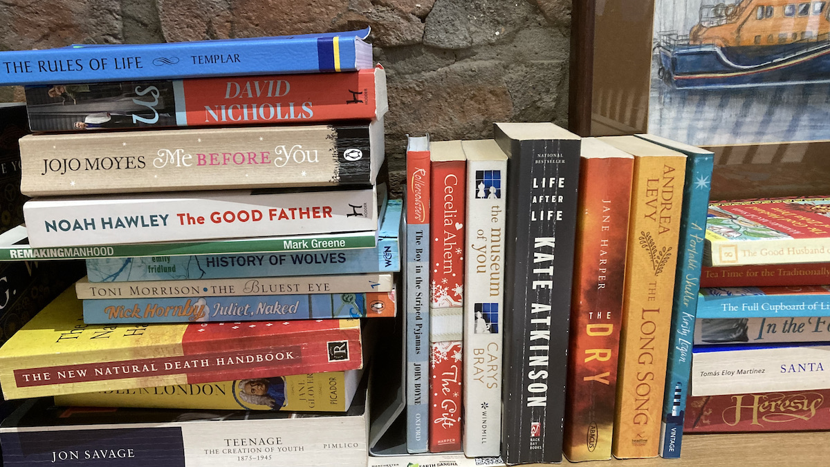 Manbuddcentre's tweet image. If you're going to be around tomorrow, Saturday, check out the #SecondHandBooks bargains in our kitchen - three for £1, and lots of them. #Buddhism and #Meditation also available. Tell your friends! #NorthernQuarter