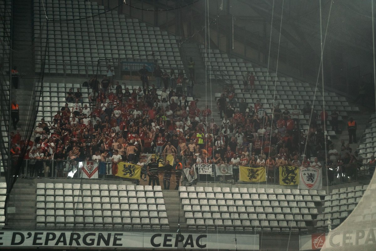A tous ceux qui devaient aller au Vélodrome demain pour OM - LOSC... Une interdiction de déplacement vient de tomber ce matin. Décision prise par le ministre de l'intérieur à 24h du match. <a href="/AuStadeLillois/">Au Stade Lillois ⚜️</a>