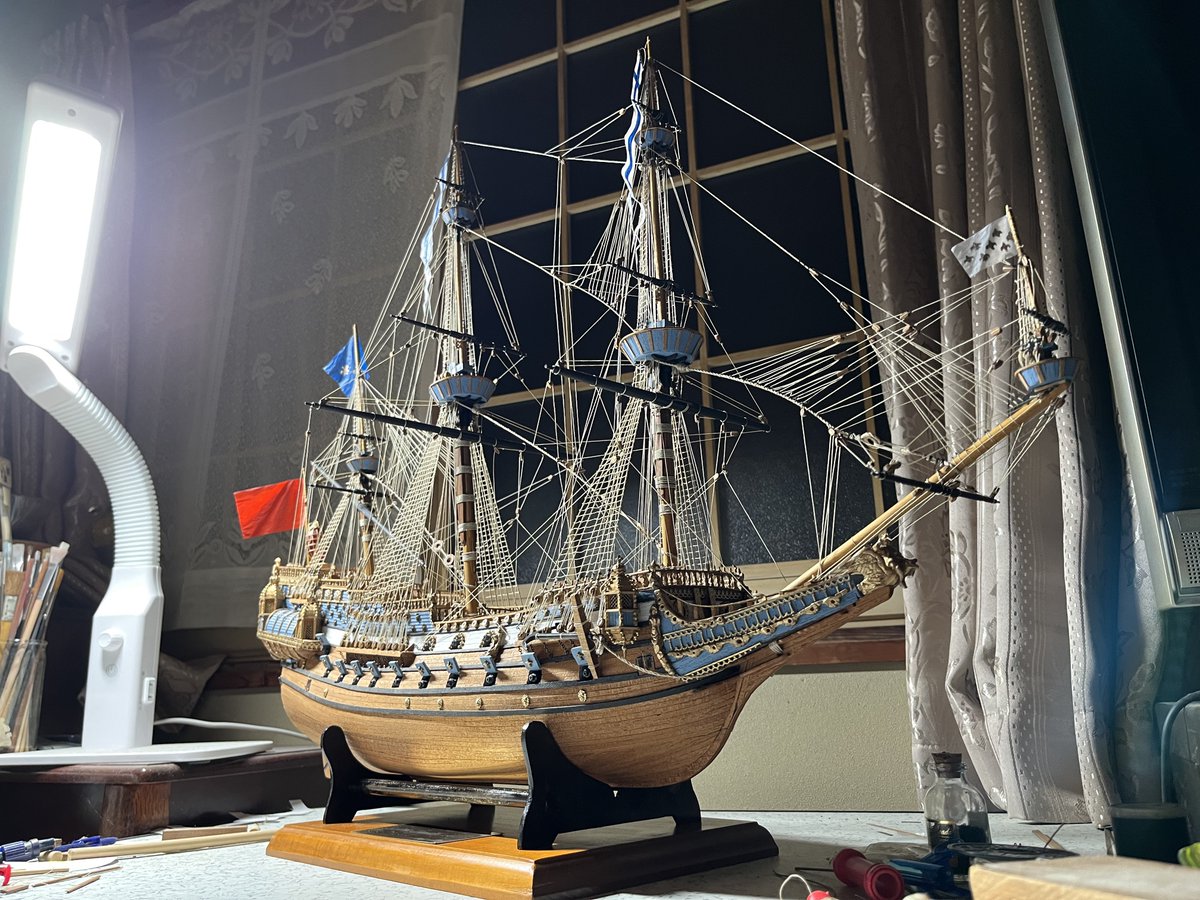 de_maison's tweet photo. 1/100 scale Saint Louis  をスクラッチで製作してたのですが、ついに完成しました🎉長ったわ〜🫠後、帆船模型始めてから２０周年なので記念の模型にしたかったので完成できて良かったです！ホントは先月だったけど_(┐「ε:)_ま、文化の日には間に合ったのでヨシ🤣
#帆船模型 https://t.co/j8PjxAZpjL