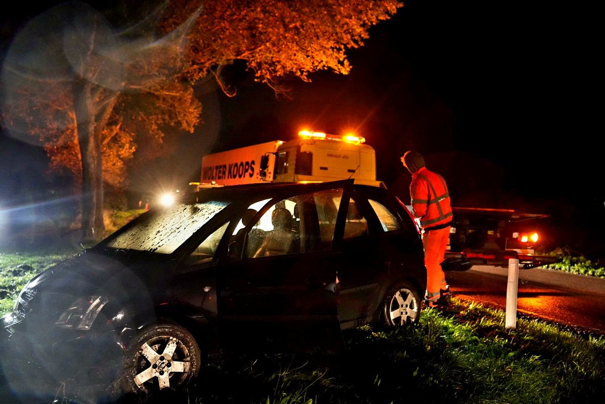 GLOCALmedia112's tweet image. PRIO1: Automobiliste raakt macht over het stuur kwijt en belandt met haar voertuig in de sloot naast de Hartweg bij 't Veld... 

#glocalmedia #prio1 #hollandskroon