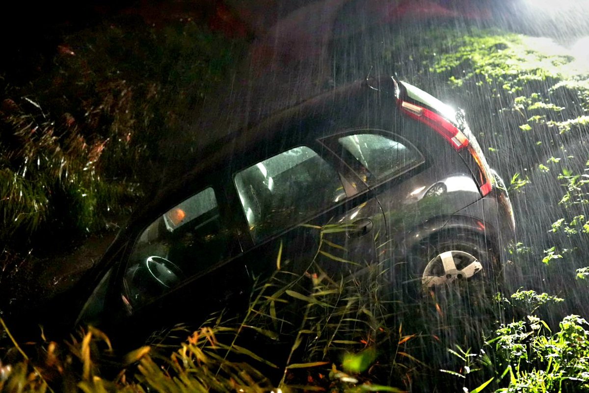 GLOCALmedia112's tweet image. PRIO1: Automobiliste raakt macht over het stuur kwijt en belandt met haar voertuig in de sloot naast de Hartweg bij 't Veld... 

#glocalmedia #prio1 #hollandskroon