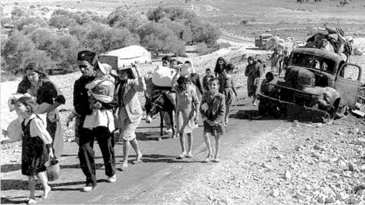 Penjajahan Israel atas Palestina dimulai sejak lama. Tahun 1948, terjadi peristiwa Nakba.

Lebih dari 700.000 warga Palestina terusir dari rumah mereka selama pembentukan negara Israel.

Memahami Peristiwa Nakba dalam 1 Menit #FreePalestine 🍉

- a thread!