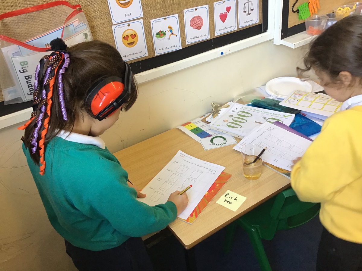 LarkHallPrimary's tweet photo. Year 2 used their Noticing muscle π during our experiment about biscuits. We tested to see which biscuit would stay whole for the longest πͺ We made a prediction, wrote up the method and drew observational drawings before and after #lhsteamweek #lhlondon #lhstu #lhtower #lhblp https://t.co/CNCrwJXcEJ