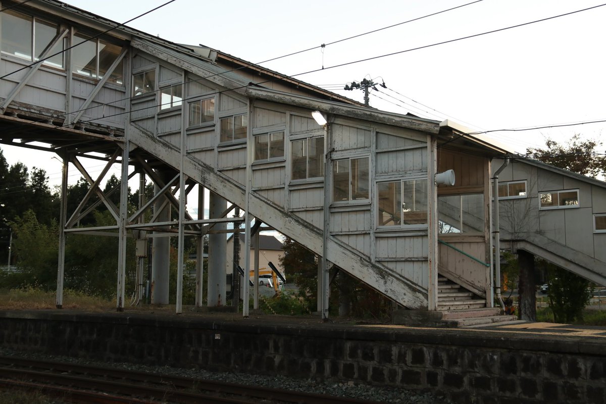 tetudou_bot's tweet photo. 久しぶりの駅探訪。今回選んだのは六原駅。広い駅や使われてない線路など魅力がたくさんありそうでした。跨線橋が木造なのもいいですね。グリーンマックスのキットに似てますね。 https://t.co/QZPR1RT9pk