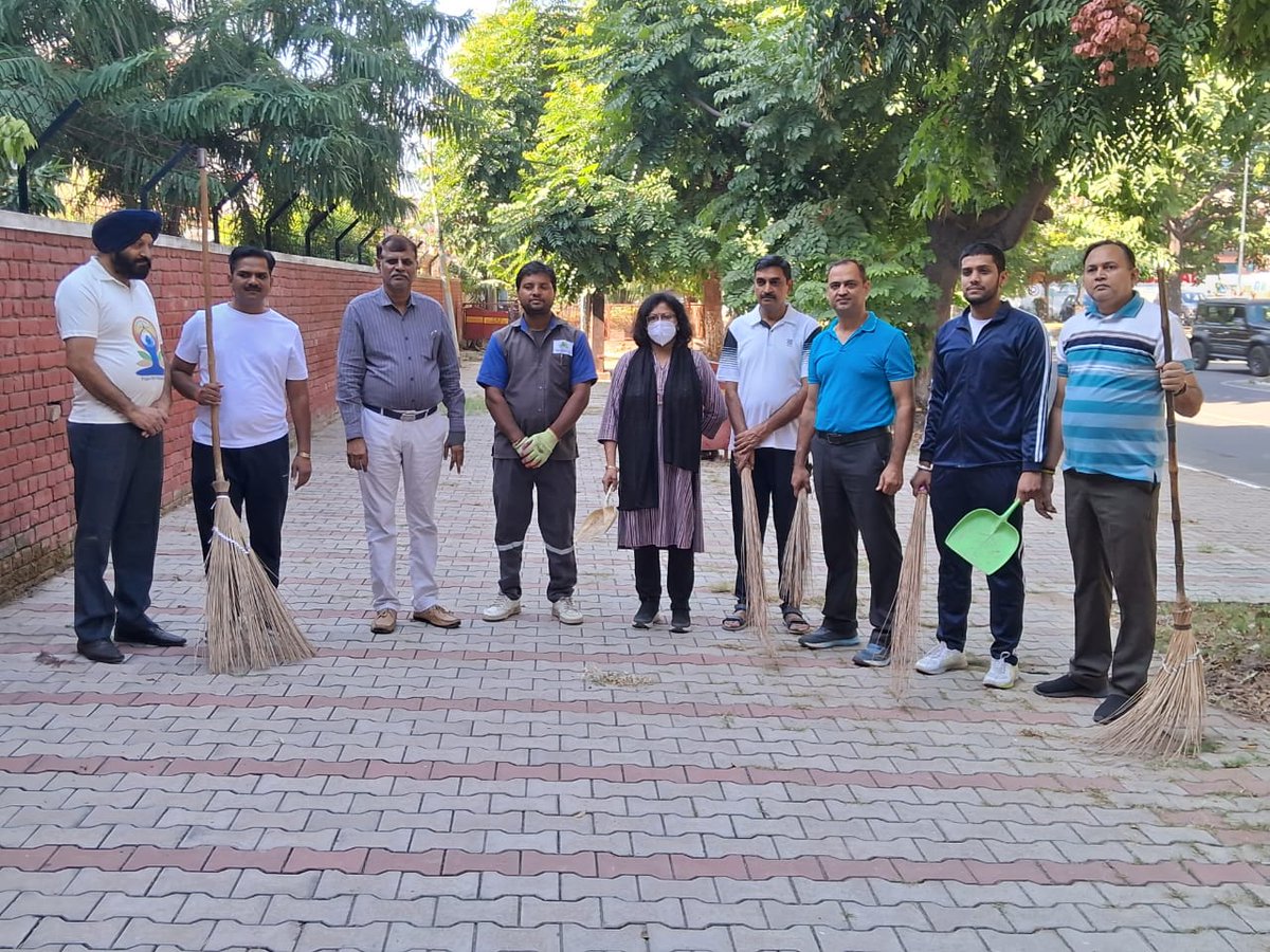 केंद्रीय विद्यालय संगठन, जीट चंडीगढ़ के स्टाफ के द्वारा संस्थान के आस-पास आज दिनांक 27.10.2023 को सफाई अभियान चलाया गया।