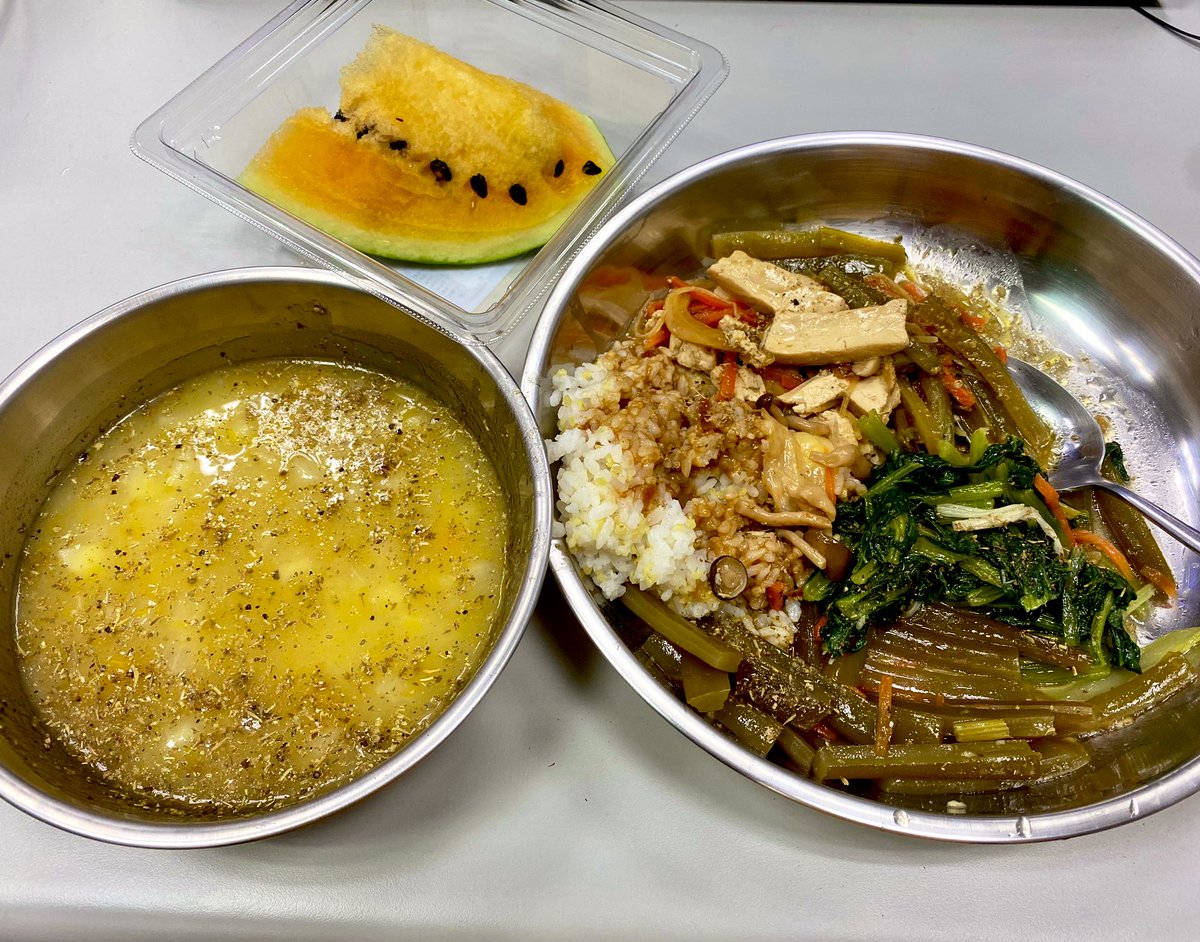 Meelarno's tweet photo. Today’s lunch plate situation with soup and fruit of the day.
There’s honestly no denying or fooling anyone that this picture is incomplete.
#OneDayIsOneDay 💛 https://t.co/MXPaLYa6ck
