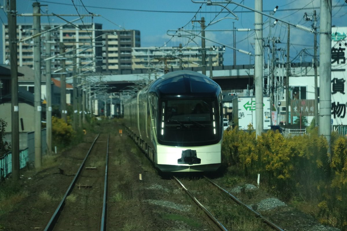 tetudou_bot's tweet photo. 館腰ー名取駅間で四季島とすれ違い。知ってたら岩沼駅か先に長町駅行って撮ったのに…というわけで長町駅で途中下車して撮影。 https://t.co/YMRJKNjo8M