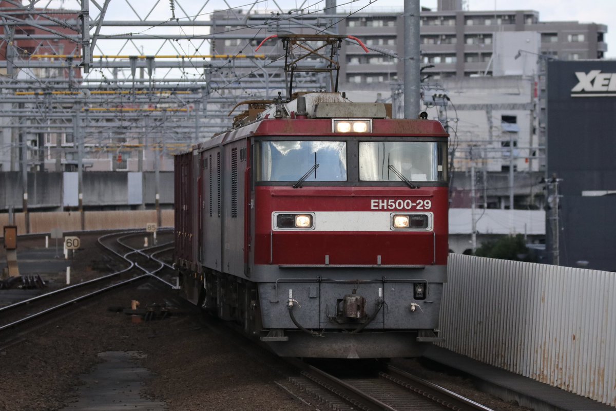 tetudou_bot's tweet photo. 館腰ー名取駅間で四季島とすれ違い。知ってたら岩沼駅か先に長町駅行って撮ったのに…というわけで長町駅で途中下車して撮影。 https://t.co/YMRJKNjo8M