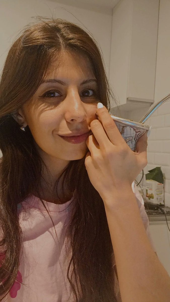 Estás ojeras con lágrimas de emoción y mate en mano a la 1:30am, acaban de entregar el ultimo informe de la carrera !!!!
7 años después, tantas noches, tanto esfuerzo, tantos llantos y tantas alegrías ... LLEGARON AL FINAL 🥹📚🙆🏻‍♀️🌍🙌🏼💪🏼✨💃🍻🥳
