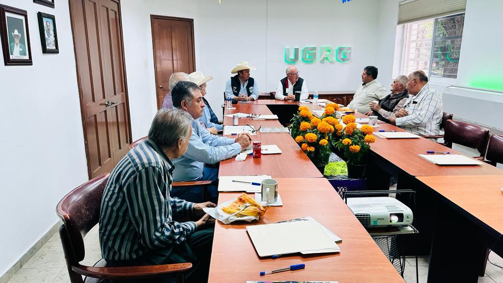 campogobgente's tweet photo. En representación del Secretario @Paulo_Banuelos, asistió el Subsecretario @RodolfoPonceAvi a la reunión con el Consejo Directivo de la Unión Ganadera Regional de Gto @ugr_gto, para escuchar sus propuestas de trabajo en coordinación con la #SDAyR, y seguir fortaleciendo el sector https://t.co/Q2y1iIr6w9