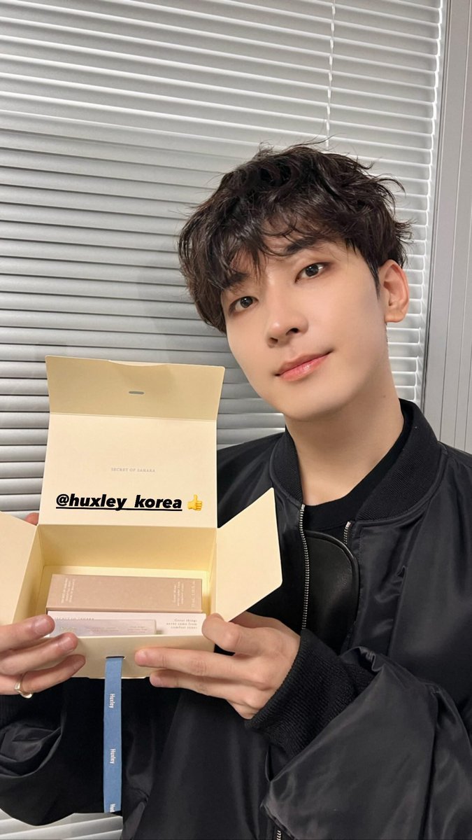 원우 항상 제품 들고 찍는거 진짜 깜찍하도다 ㅠㅠ 울 성실한 모델군
