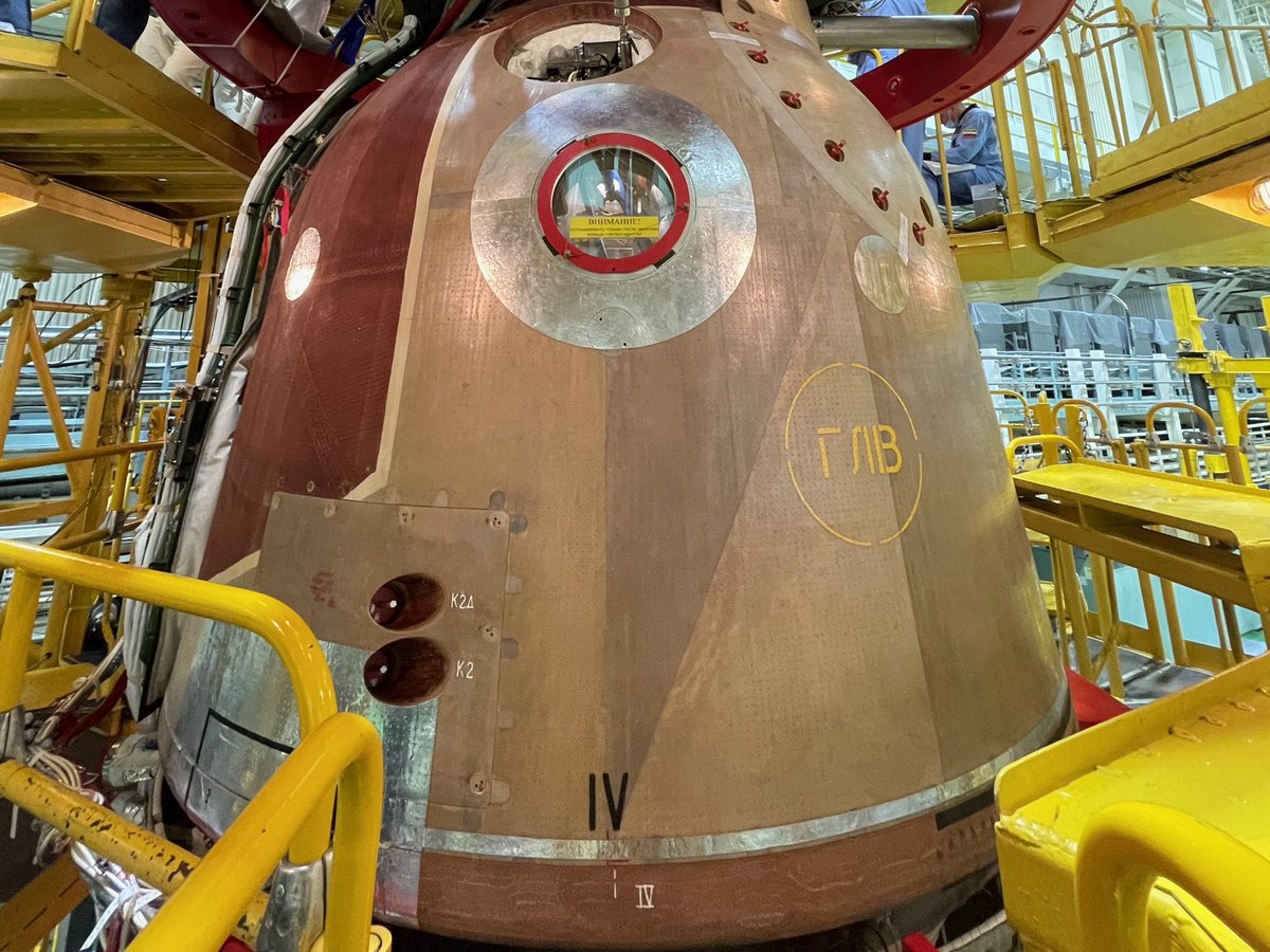 yousuck2020's tweet photo. 宇宙まで行って帰ってきた際に乗ったソユーズ宇宙船が届きました。元々の姿は2枚目の写真なんですが、宇宙から地球に帰ってくる際の大気圏突入で発生する熱で黒焦げになってます。近々展示もしますので、良かったらぜひ実物をご覧ください。 https://t.co/j3glc0GRZH