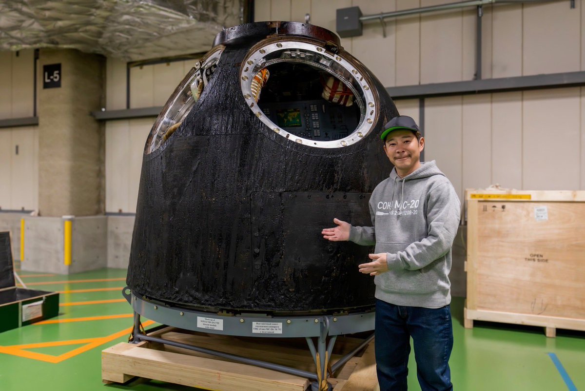 yousuck2020's tweet photo. 宇宙まで行って帰ってきた際に乗ったソユーズ宇宙船が届きました。元々の姿は2枚目の写真なんですが、宇宙から地球に帰ってくる際の大気圏突入で発生する熱で黒焦げになってます。近々展示もしますので、良かったらぜひ実物をご覧ください。 https://t.co/j3glc0GRZH