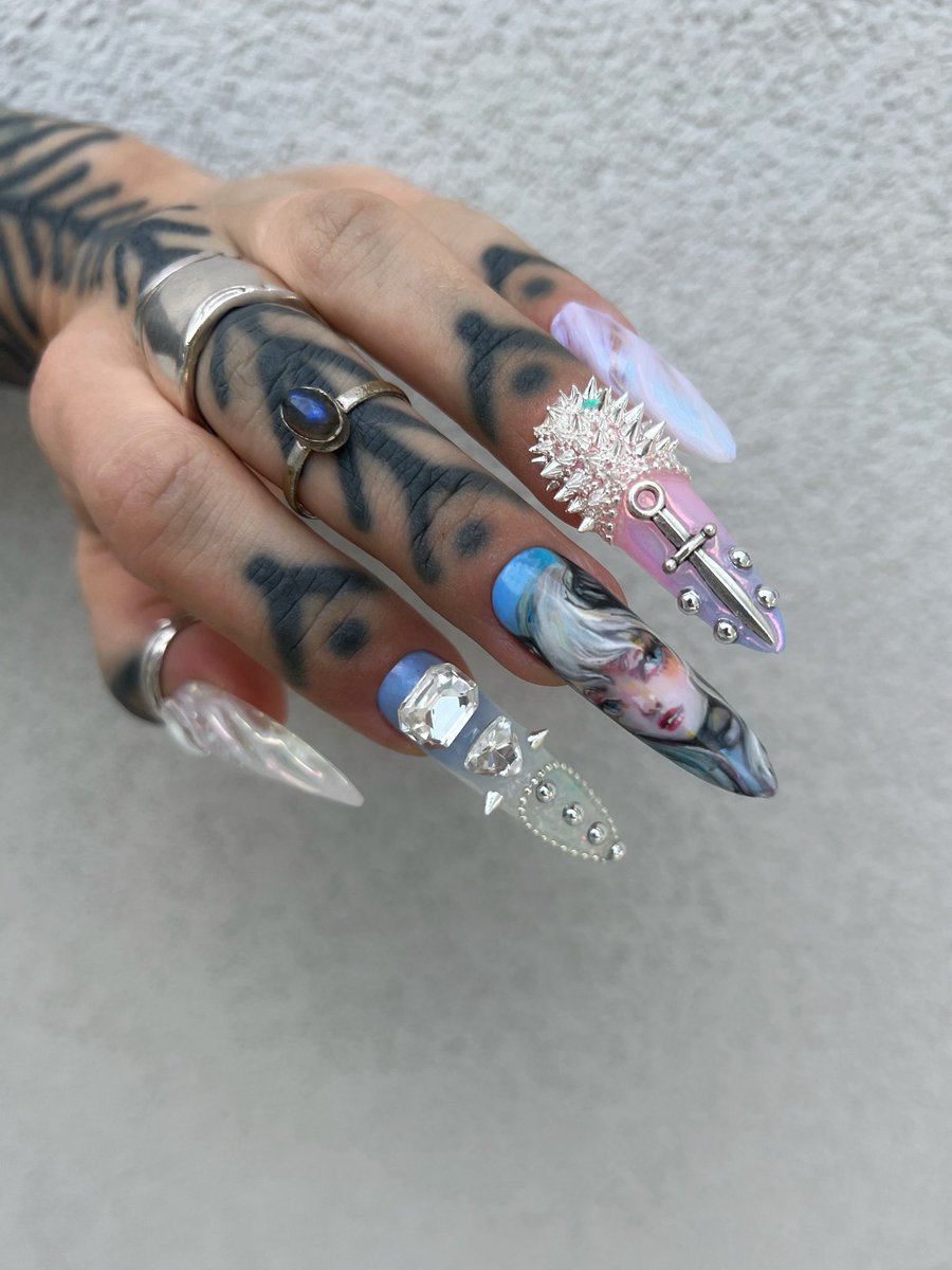 Oh well. Let’s try this …I don’t understand this X app but anyway : I spent last year studying for becoming licensed beautician and to open my studio in Milan. IRL grind : finishing 3 years of studies in 14 months. Here’s what I do now: