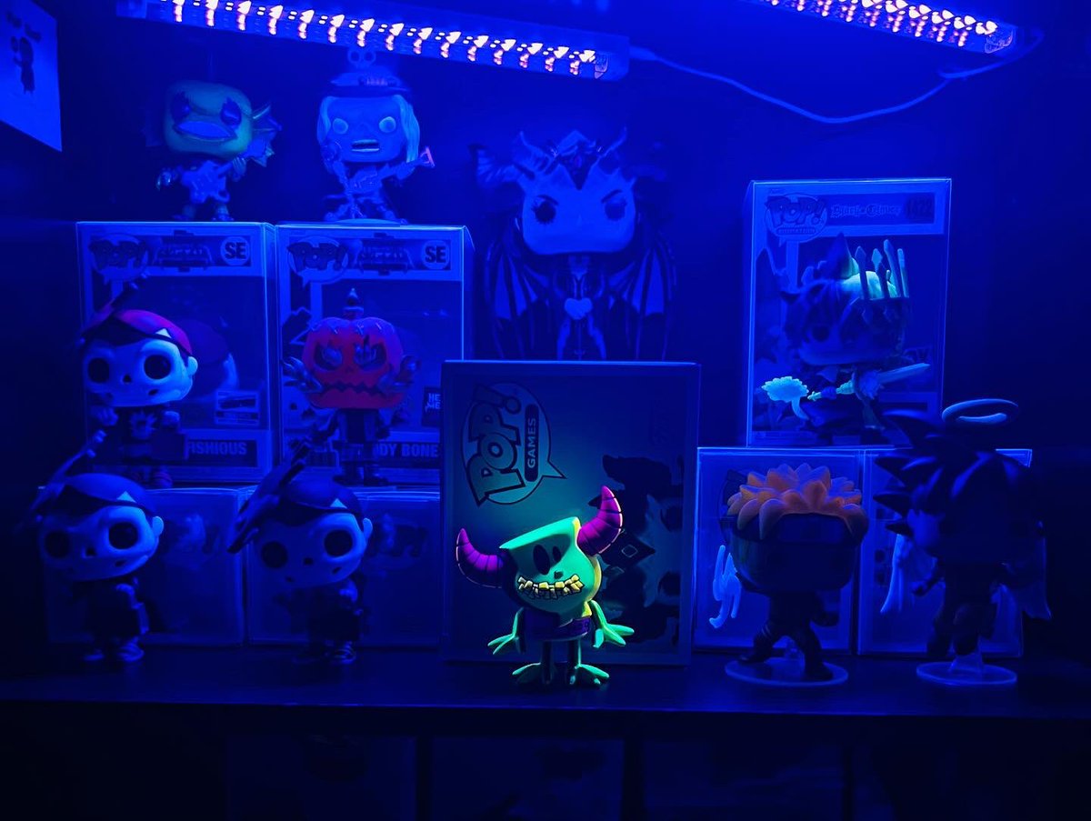 hunts_pop's tweet photo. A little glow in dark action with a black light action… light up very nice #funkopopgitd #heavymetalfunkopop #gastley #gastlecast https://t.co/QLj1fh6aSx