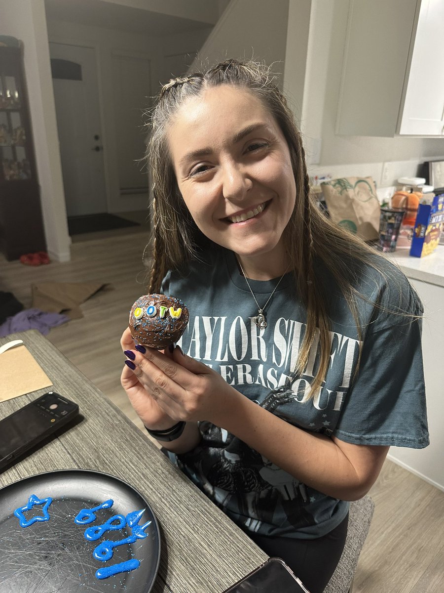 ohhiikayla's tweet photo. Decorating cupcakes and listening to #1989TaylorsVersion with my faves. 🩵 https://t.co/zGiOiwr9KH
