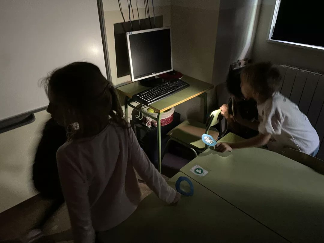 EscPublicaSAFA's tweet image. Avui #1rB, els exploradors i exploradores, hem entrat a una cova amb les lupes que hem fet.
#projecte #Medi