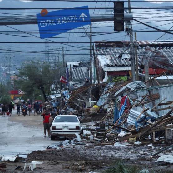 robertoofarrill's tweet photo. Ya se cumplirán 48 horas del embate del huracán #Otis y no se está operando eficientemente el desastre; no hay agua ni electricidad, no hay comunicaciones, no hay policía ni seguridad y no hay control poblacional. No se está operando el desastre. https://t.co/t8Q2FxJh72
