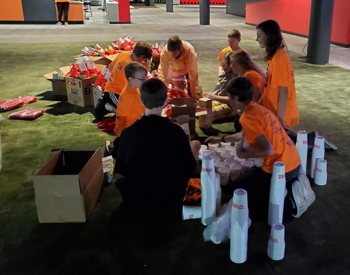 PeoriaSalArmy's tweet photo. Special thanks to students from Morton Junior High School for spending time helping out at the toy warehouse this week. You did a great job!
If you're interested in volunteering to sort toys sometime over the next 6 weeks, go to https://t.co/x82UH4VBYA to see the times available. https://t.co/4pOLRTyPVI