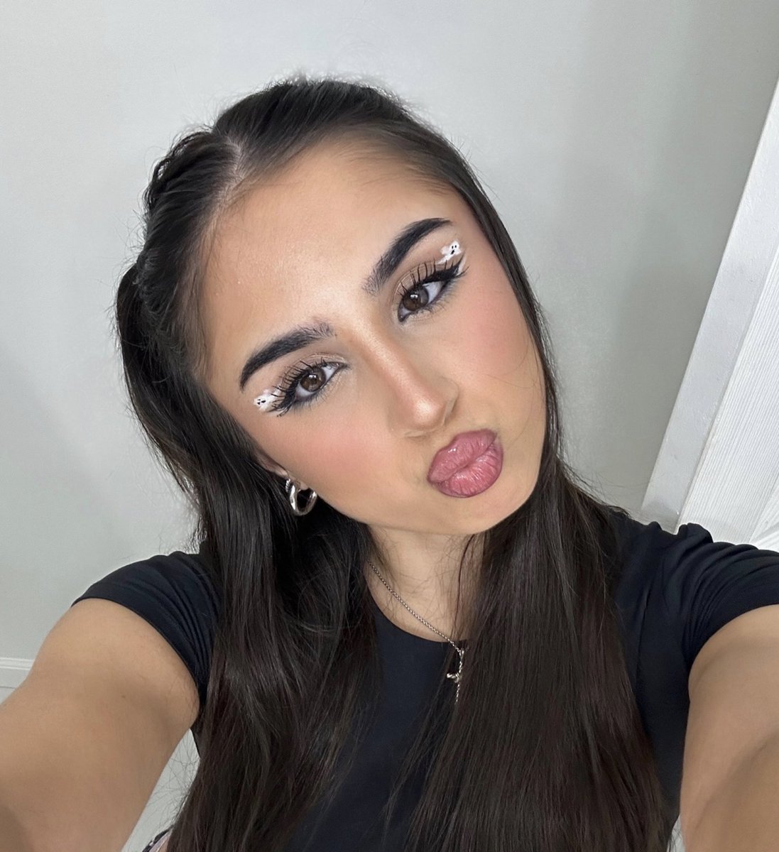 crystallgrande's tweet photo. hi boos 👻 ♡︎🕸️ #rembeauty #remflightcrew #missionmonday #flightcrewfriday #spookyseason @rembeauty https://t.co/B4UILNyq2o