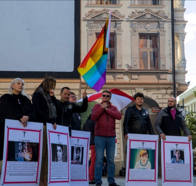 M_Jozefaciuk's tweet photo. Dzisiaj w szkołach w Polsce obchodzony jest Tęczowy Piątek - tęcza jest symbolem nadziei i pokoju . 🏳️‍🌈

Chętni przyjdą do szkoły nosząc akcesoria tęczowe - skarpetki, kolczyki, torby itp. Niby nic wielkiego, a jednak... 🤜🤛

Zawsze z młodymi💪

 #walczsercem #teczowypiatek https://t.co/N1Z1oxO3UQ