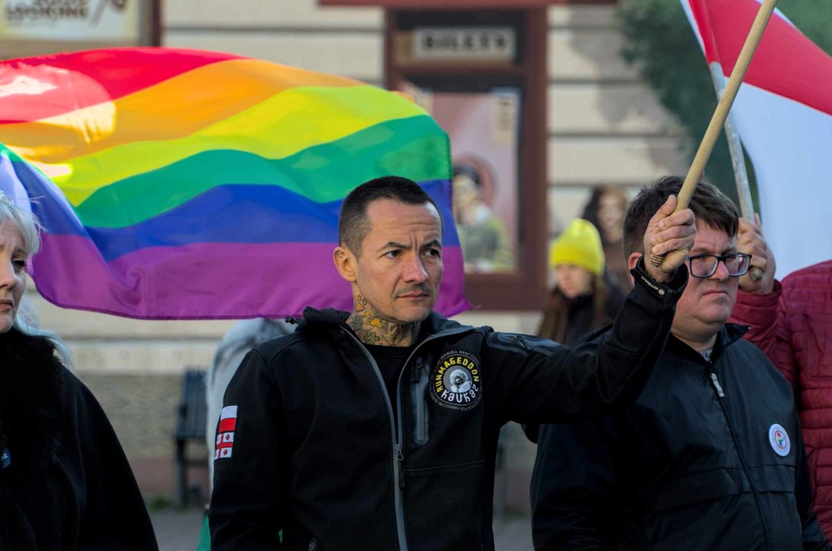 M_Jozefaciuk's tweet photo. Dzisiaj w szkołach w Polsce obchodzony jest Tęczowy Piątek - tęcza jest symbolem nadziei i pokoju . 🏳️‍🌈

Chętni przyjdą do szkoły nosząc akcesoria tęczowe - skarpetki, kolczyki, torby itp. Niby nic wielkiego, a jednak... 🤜🤛

Zawsze z młodymi💪

 #walczsercem #teczowypiatek https://t.co/N1Z1oxO3UQ