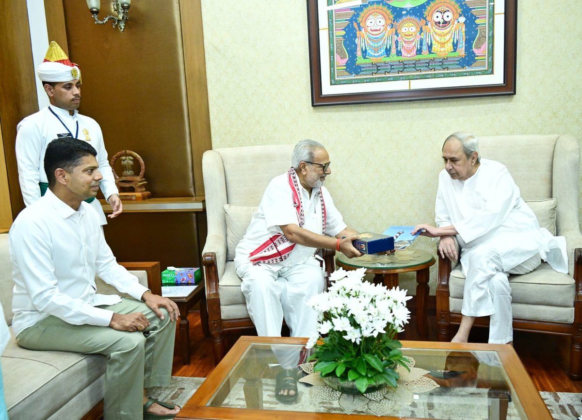 DrSubash4BJD's tweet photo. Our Honorable CM Naveen Patnaik Glad to meet the Governor of #Odisha Prof. Ganeshi Lal Ji who is leaving Odisha after serving the state for more than five years. Thank him for his services to the state and convey my good wishes. https://t.co/epCrLKsQMZ