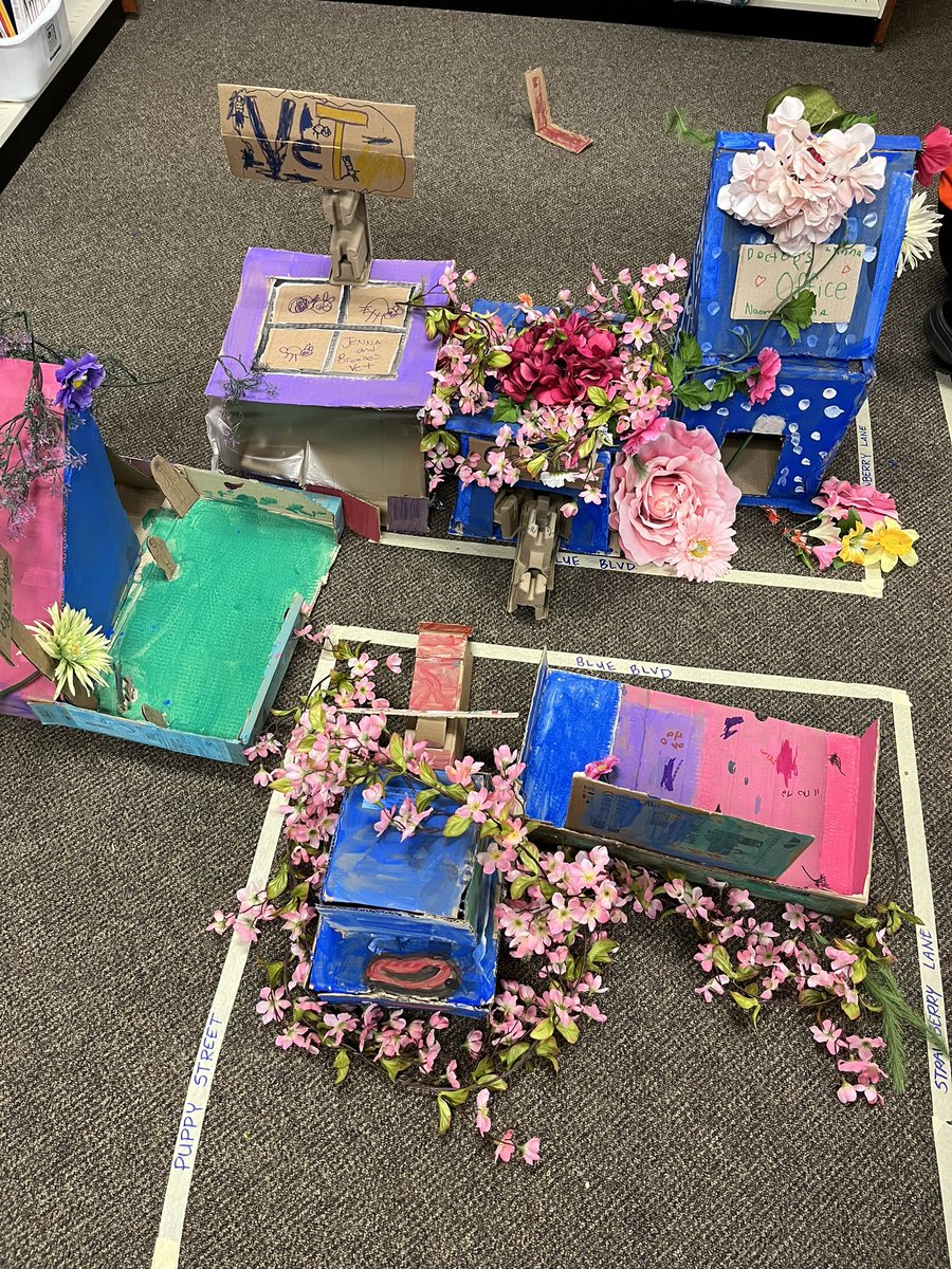 ms_ctobias's tweet image. I think @FatimaLeal21 has got to be the best in the valley - so many great ideas coming from our LLC @CaradocPS #tvdsb