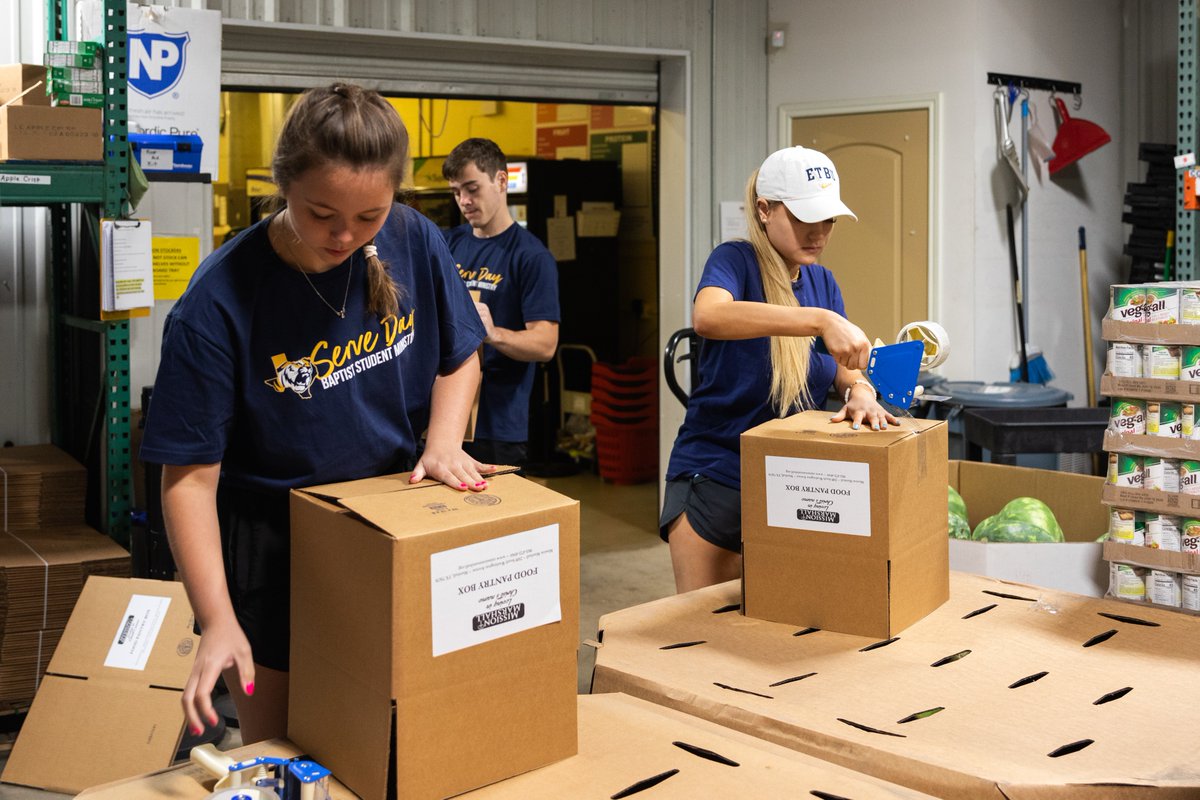 ETBU's tweet photo. This past weekend, dozens of ETBU students and staff spent the day participating in Serve Day, hosted by the ETBU Baptist Student Ministry From raking leaves to packing boxes of food, we love seeing Tigers serving in our city! #EnhancingCommunity https://t.co/lCcwt43Dcd