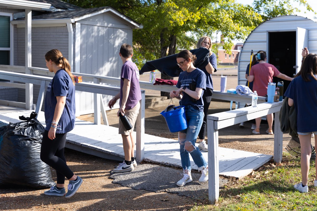 ETBU's tweet photo. This past weekend, dozens of ETBU students and staff spent the day participating in Serve Day, hosted by the ETBU Baptist Student Ministry From raking leaves to packing boxes of food, we love seeing Tigers serving in our city! #EnhancingCommunity https://t.co/lCcwt43Dcd