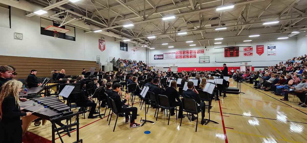 yhs_activities's tweet photo. Another amazing performance tonight this time by the YMS 8th Grade Band and the YHS Wind Ensemble! @115yhs @115yms @YorkvilleBands @YorkvilleMusic https://t.co/bjppMVwxzu