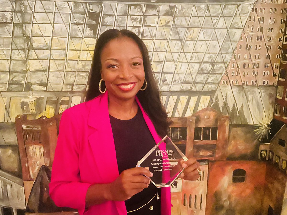 stephanieamaya3's tweet photo. @GrandviewCSD4’s extraordinary @ShebaClarkePR was awarded the 2023 Gold Prism Award for her work on the District’s rebranding. Congratulations! #BULLDOGPROUD #FutureReady #OurPRLadyRocks https://t.co/FD1UnPHoBB