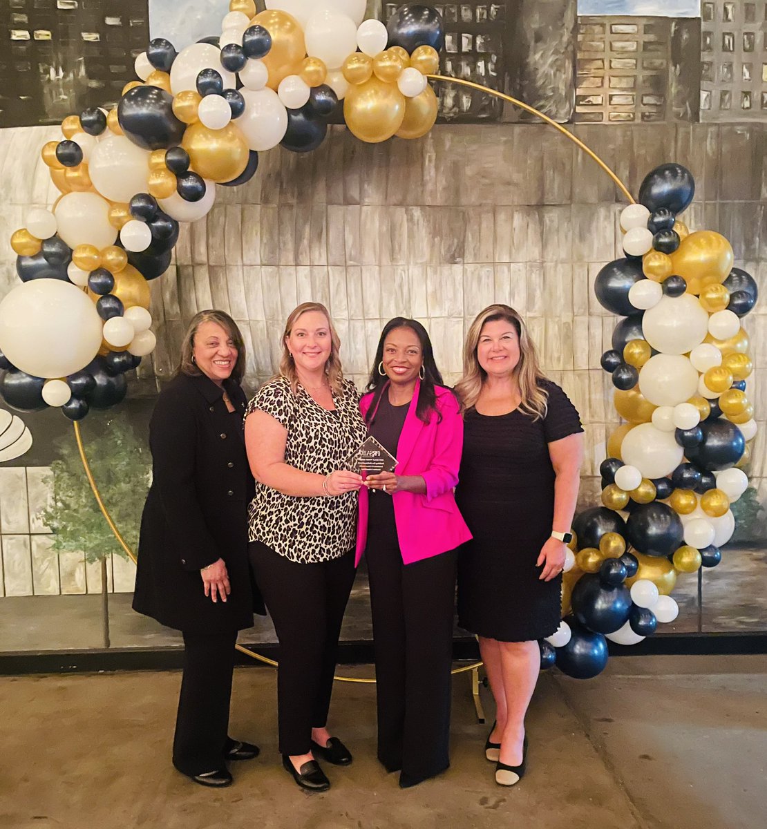 stephanieamaya3's tweet photo. @GrandviewCSD4’s extraordinary @ShebaClarkePR was awarded the 2023 Gold Prism Award for her work on the District’s rebranding. Congratulations! #BULLDOGPROUD #FutureReady #OurPRLadyRocks https://t.co/FD1UnPHoBB