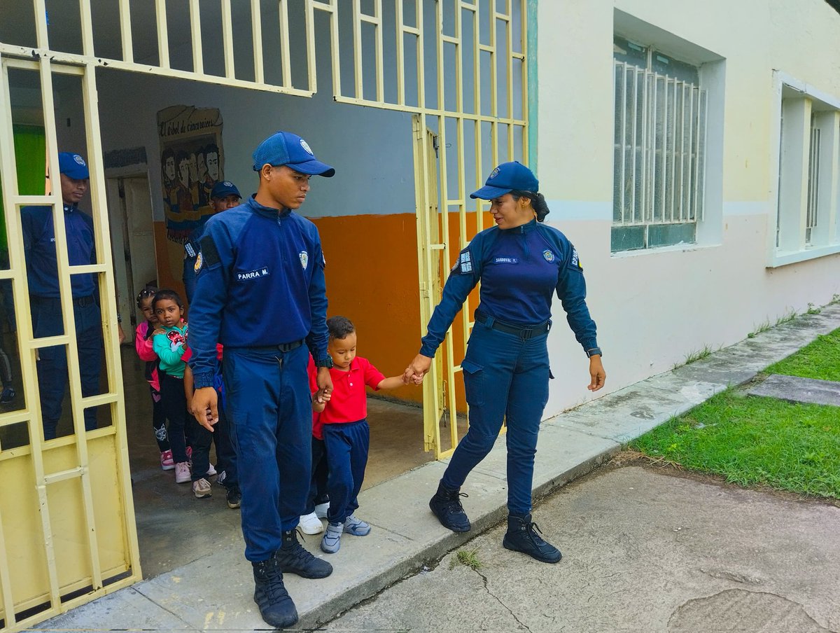 Cuerpo de Policía Nacional Bolivariana. tweet media