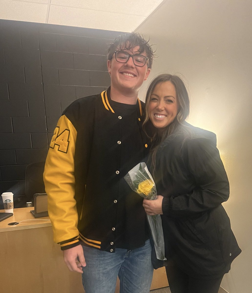MrsBennett512's tweet photo. The best way to start my day - a visit from a former student! Can’t believe this one is a senior - @SMWestOffice thanks for this. Day made 🤍 https://t.co/OOVf0HWMbS