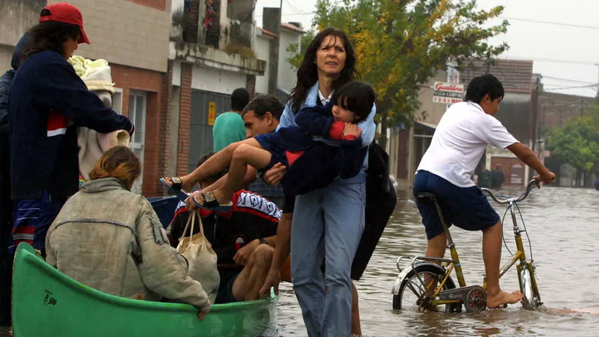 josv2811's tweet photo. buenas, me encuentro armando el proyecto final de mi carrera y necesito dar con la identidad de las personas que aparecen en las fotografías o al menos la ubicación en la ciudad de santa fe, si me pueden ayudar dando RT, todas fueron tomadas durante la inundación del 2003. https://t.co/TAmvZlvntS