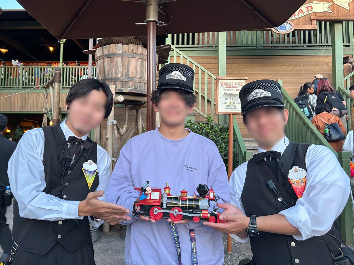 oli_disney's tweet photo. DLRのバケットはリバ鉄キャストの中でも話題になってたみたいで、たくさんお声掛けを頂けたりドライバーさんとのお話まで出来たりと昨日は最高の一日でした🥹

ちなみに前照灯は「バケットより本物の方が暗いなこれ」だそうです爆笑 https://t.co/F0FuRlOfEJ