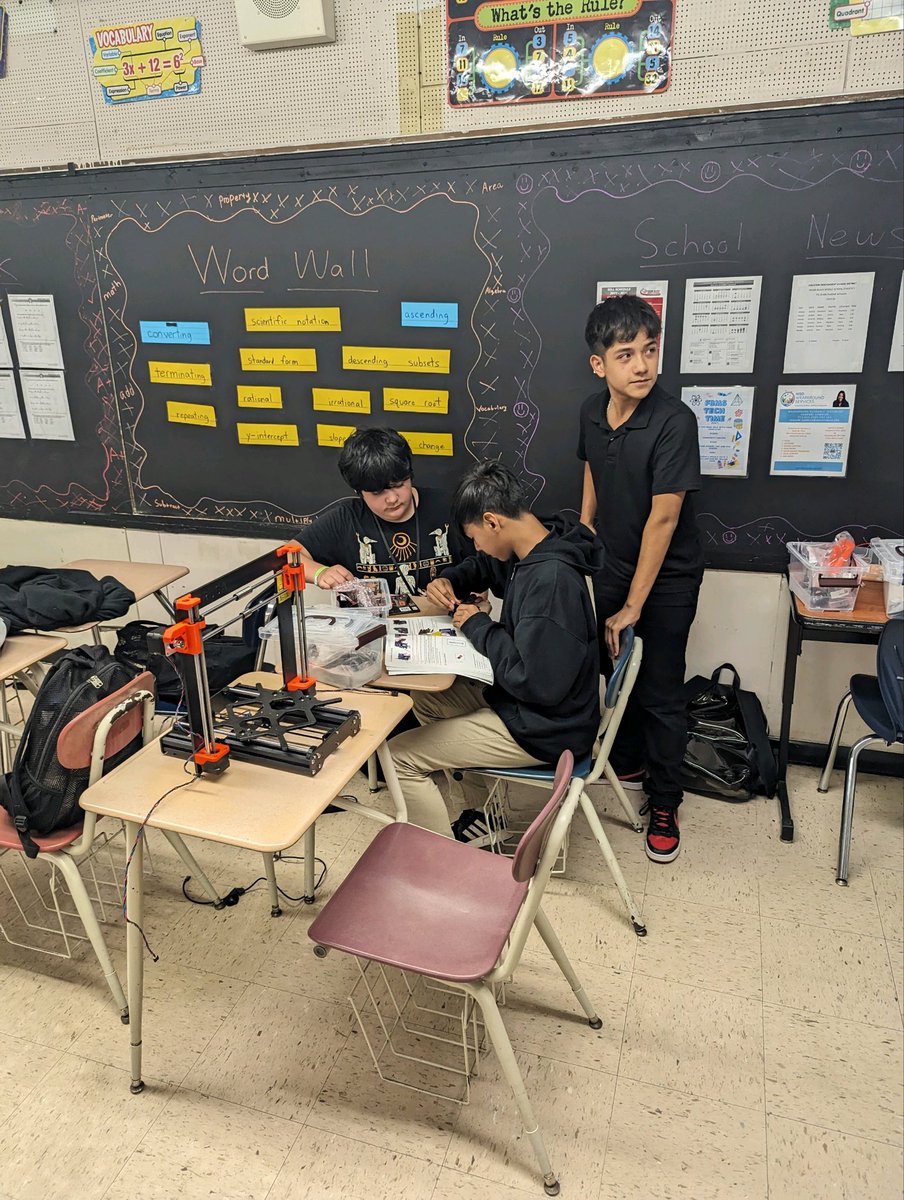 Frank Black Robotics club hard at work. #EveryKidEveryDay #PanthersInAction ⁦<a href="/EDUkhalessiAB/">Alecia L. Bell</a>⁩ ⁦<a href="/HISDSupe/">Mike Miles</a>⁩ ⁦@TeamHISD⁩ #ExcellenceInAction