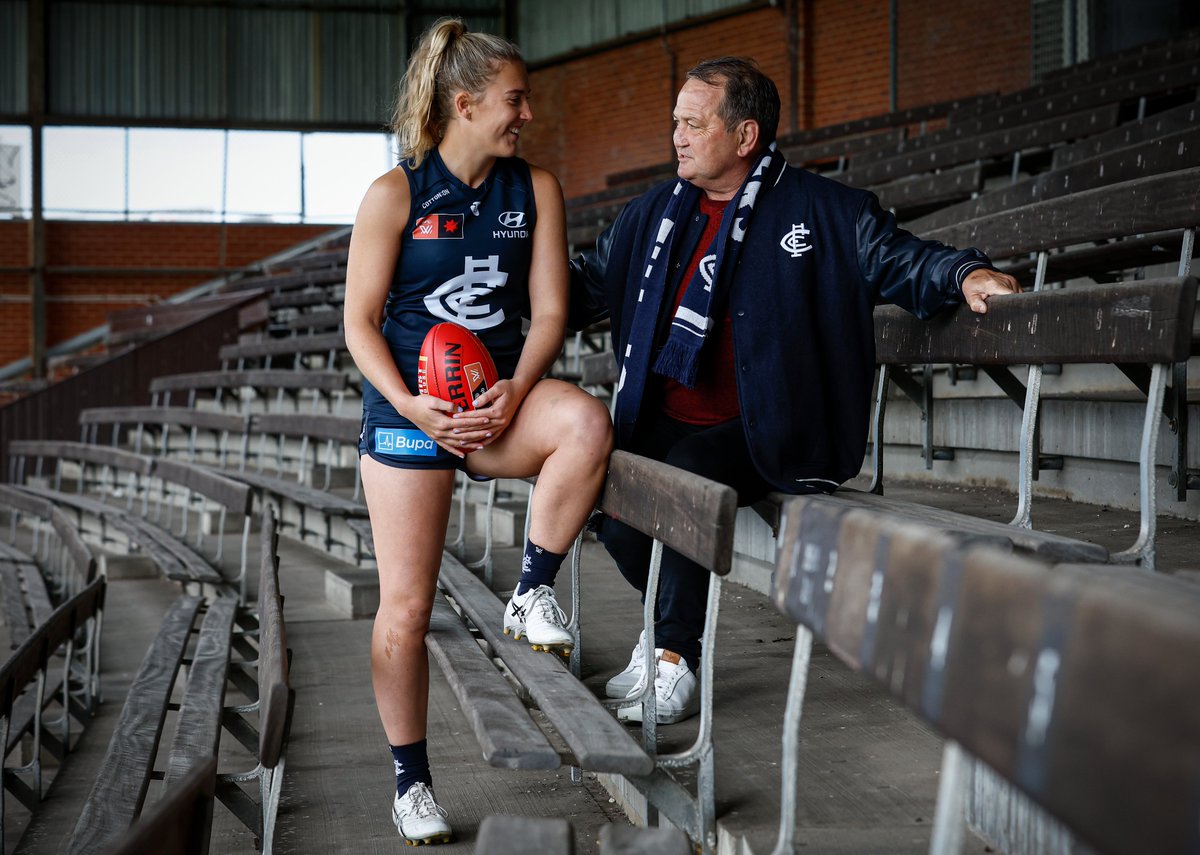 The Dominator stopped by to give Abbie McKay some advice ahead of the clash with the Bombers 🤝