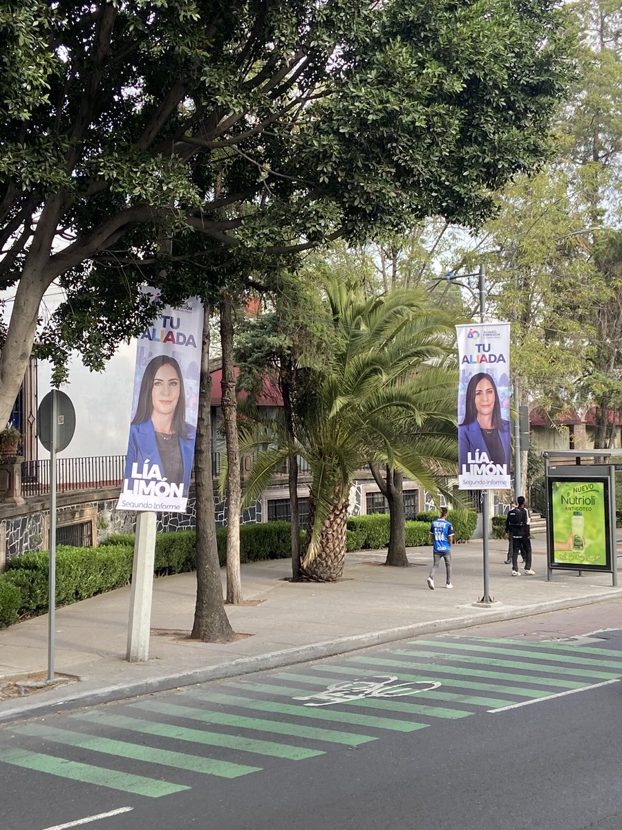 Hola <a href="/lialimon/">Lía Limón</a> quisiera saber cómo puedo denunciar a una vecina gandalla que está llenando las calles de basura que además es ilegal. Nos puedes ayudar?? Ya ves que “México mágico”