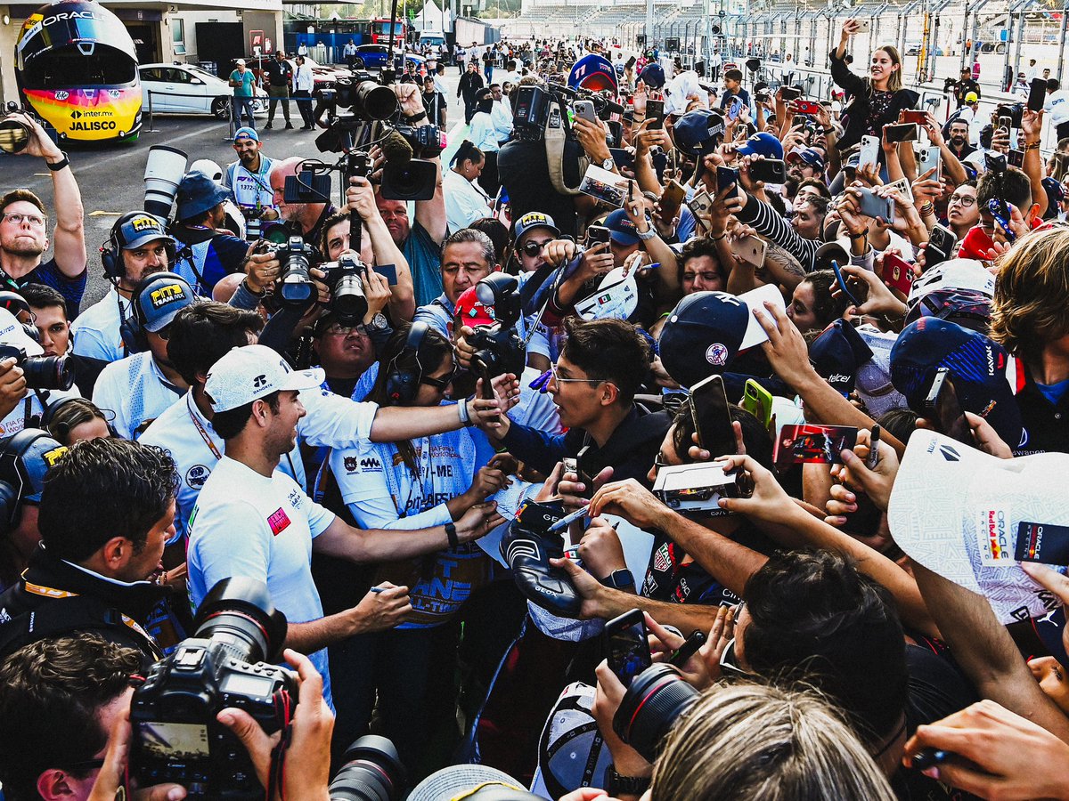 SChecoPerez's tweet photo. 🇲🇽 Increíble siempre el apoyo de todos ¡Gracias!

Estamos listos para el fin de semana, hemos trabajado muy duro y vamos a darlo todo para lograr un gran resultado. 

Always amazed by everyone’s support. Thank you! 

We are ready for the weekend, we've worked very hard, and we are going to give our all this weekend to achieve a great result. 

#SP11 #MexicoGP