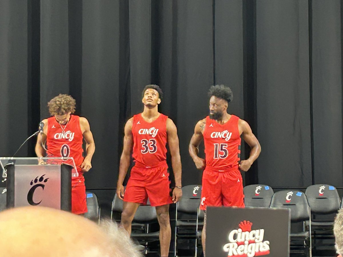 cincygreghoodin's tweet photo. Red #cincy jerseys are IT ! @GoBEARCATS @GoBearcatsMBB #Bearcats #BearcatFamily #BearcatsUnited @uofcincy @uofcincyalumni @GoBearcatsUCATS #wewearcincinnati #WeAreCincinnati @CincyReigns @Jumpman23 #BearcatForLife #tipoffdinner #cincyvibes https://t.co/hWHcVTjcEO