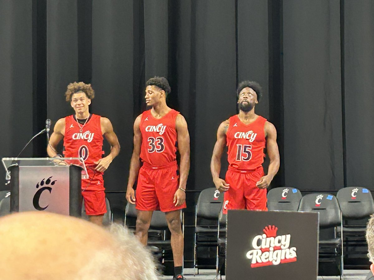cincygreghoodin's tweet photo. Red #cincy jerseys are IT ! @GoBEARCATS @GoBearcatsMBB #Bearcats #BearcatFamily #BearcatsUnited @uofcincy @uofcincyalumni @GoBearcatsUCATS #wewearcincinnati #WeAreCincinnati @CincyReigns @Jumpman23 #BearcatForLife #tipoffdinner #cincyvibes https://t.co/hWHcVTjcEO