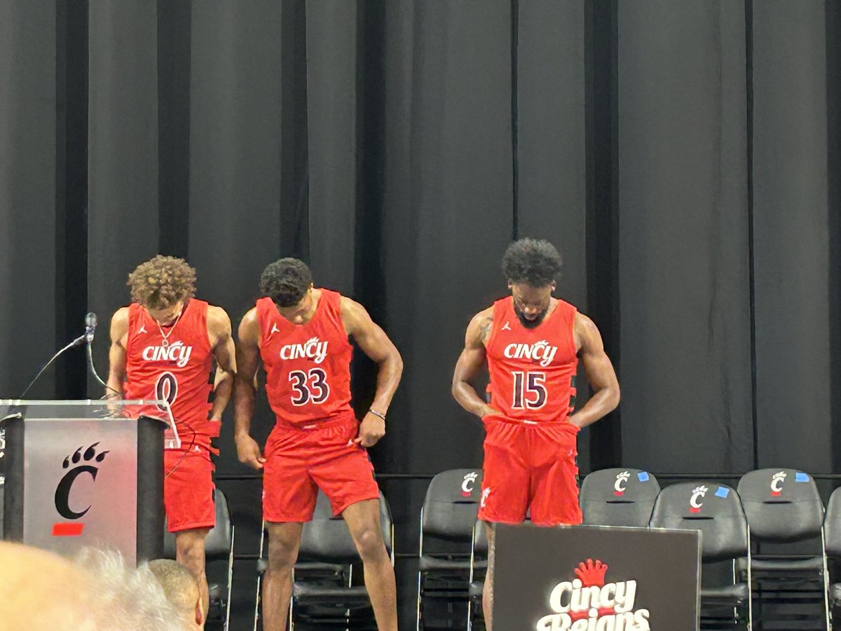 cincygreghoodin's tweet photo. Red #cincy jerseys are IT ! @GoBEARCATS @GoBearcatsMBB #Bearcats #BearcatFamily #BearcatsUnited @uofcincy @uofcincyalumni @GoBearcatsUCATS #wewearcincinnati #WeAreCincinnati @CincyReigns @Jumpman23 #BearcatForLife #tipoffdinner #cincyvibes https://t.co/hWHcVTjcEO