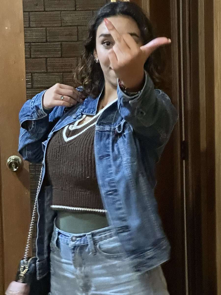 __M4U___'s tweet photo. Si ven a esta persona, tengan cuidado, se le ha visto robar chamarras y sudaderas en la facultad ya que le da flojera cargar con la suya, responde al nombre Fernanda, se rumora que también esta en los top 10 mas buscados del oxxo.
#delito #condolo #roboconviolencia #flagrante https://t.co/IO1BGipDkb