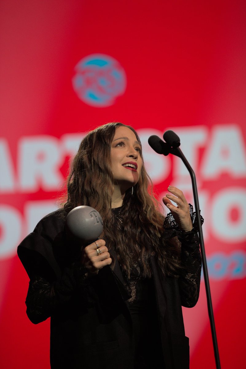 🌟 #NataliaLafourcade (<a href="/lafourcade/">Natalia Lafourcade</a>) ha conquistado corazones y oídos con su talento incomparable y su increíble voz. Hoy se lleva el premio de Artista del Año en los Premios ROLLING STONE en Español. ¡Felicidades! 🎶 #PremiosRollingStoneEEenTNT